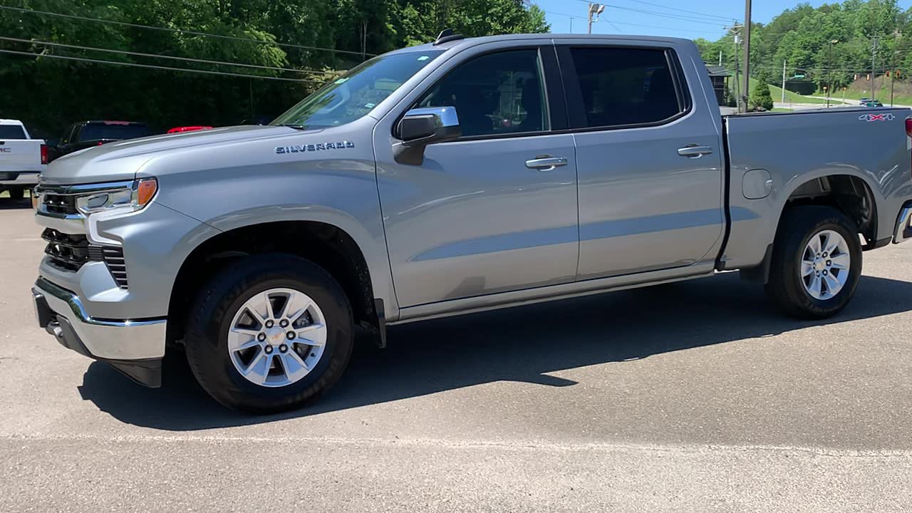 Used 2025 Chevrolet Silverado 1500 LT AWD/4WD image 9
