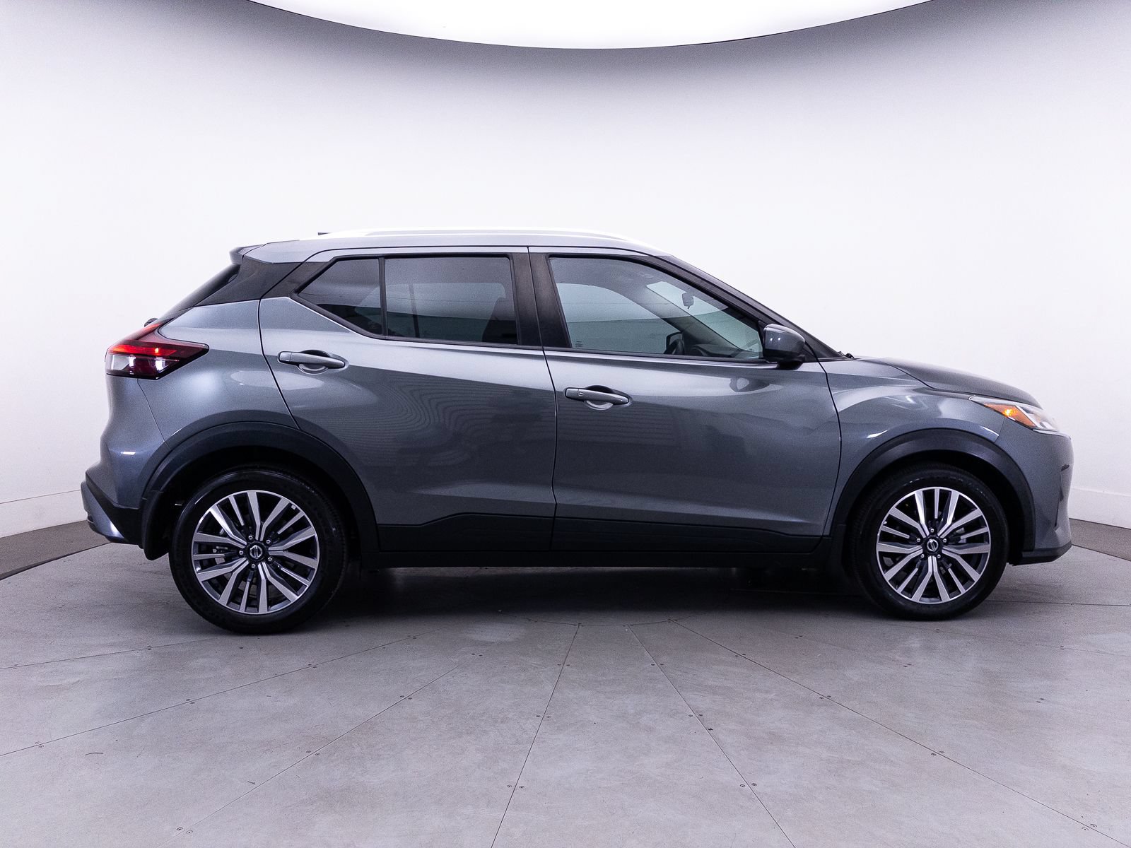 Used 2021 Nissan Kicks SV FWD image 34