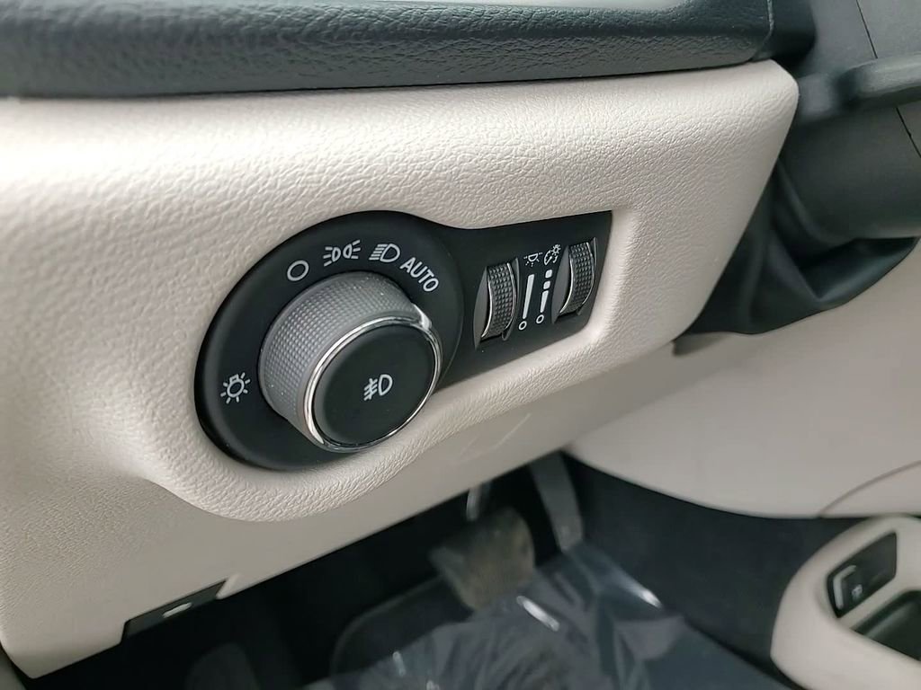 Used 2024 Chrysler Pacifica Limited FWD image 13