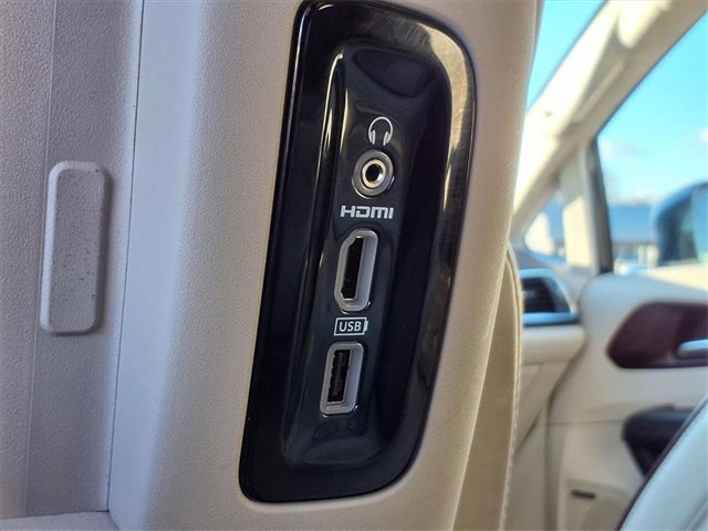 Used 2019 Chrysler Pacifica Limited w/ Advanced Safetytec Group image 25