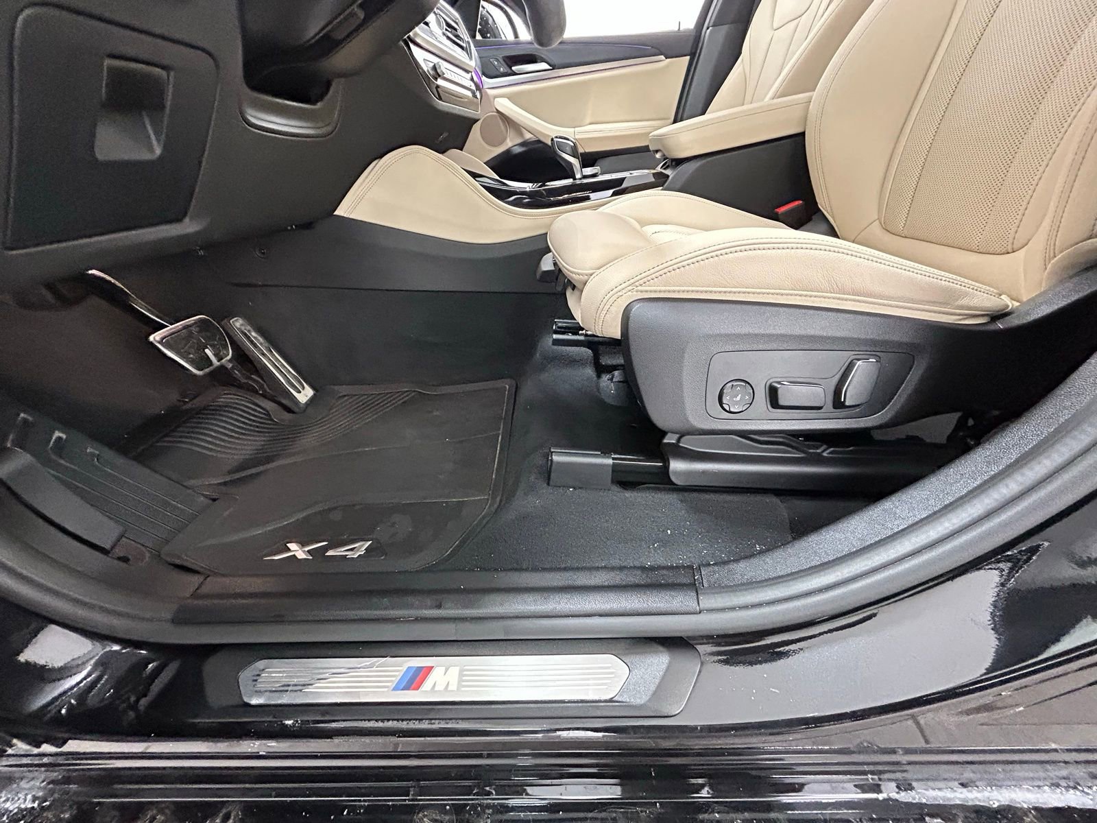 Used 2025 BMW X4 xDrive30i w/ M Sport Package AWD/4WD image 32