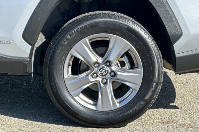 Used 2025 Toyota RAV4 XLE AWD/4WD image 31
