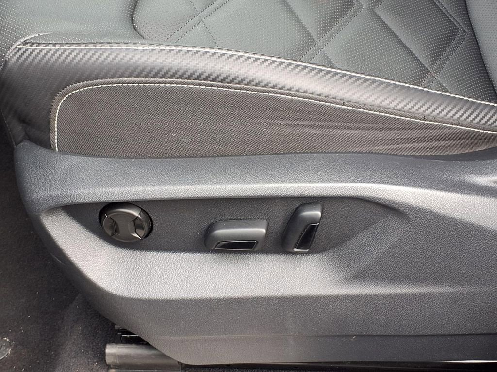 Used 2025 Volkswagen Atlas Cross Sport SE image 4