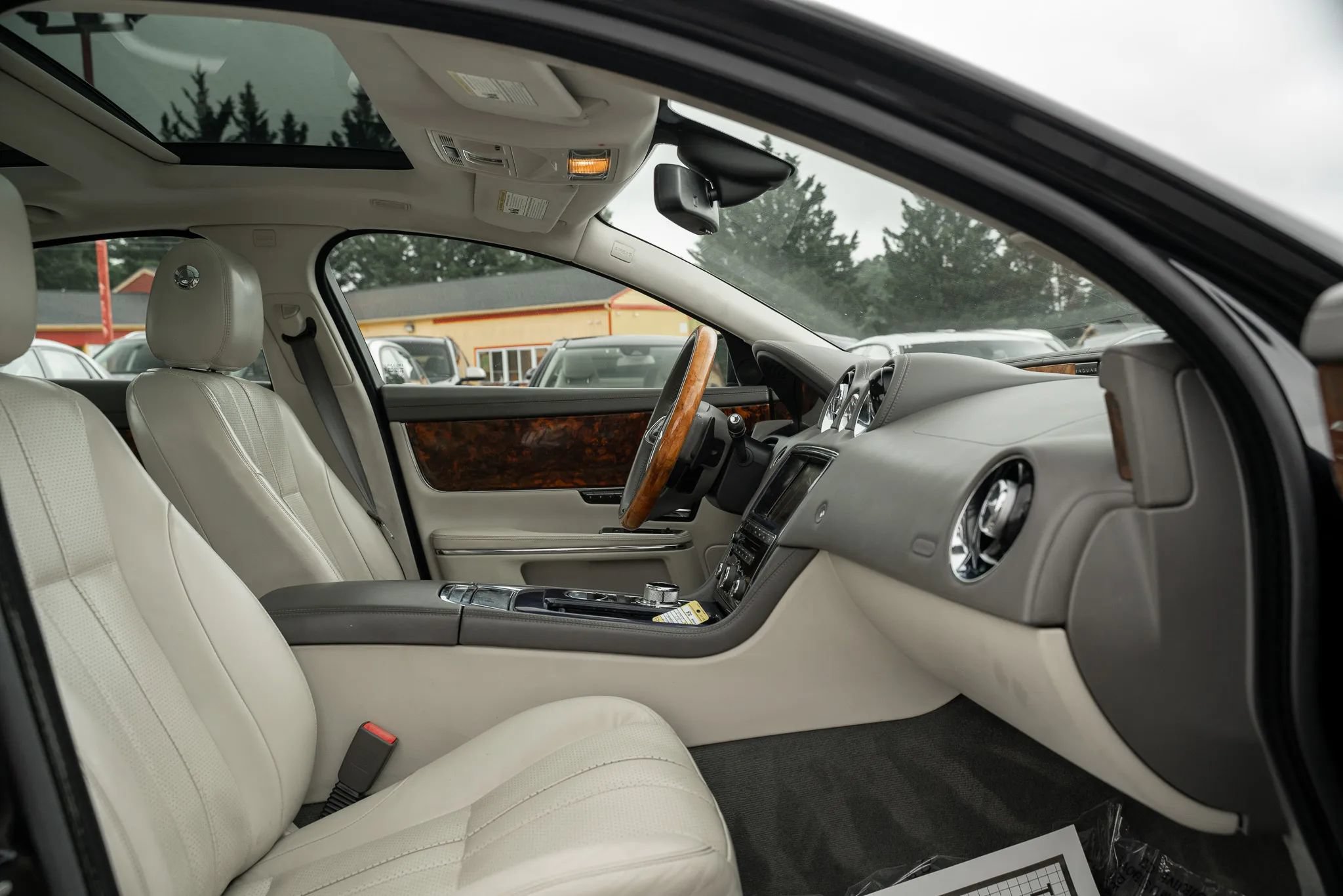 Used 2012 Jaguar XJ RWD image 13