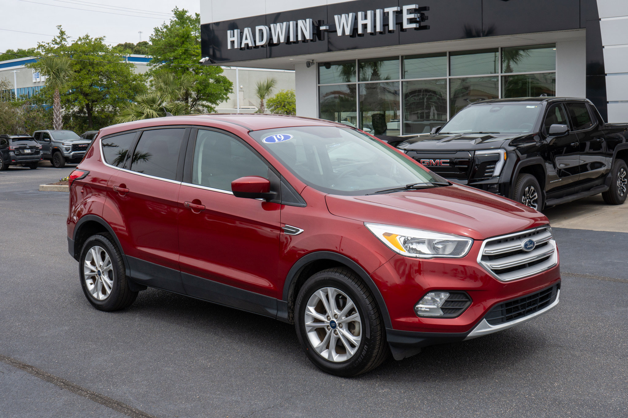 Used 2019 Ford Escape SE image 1