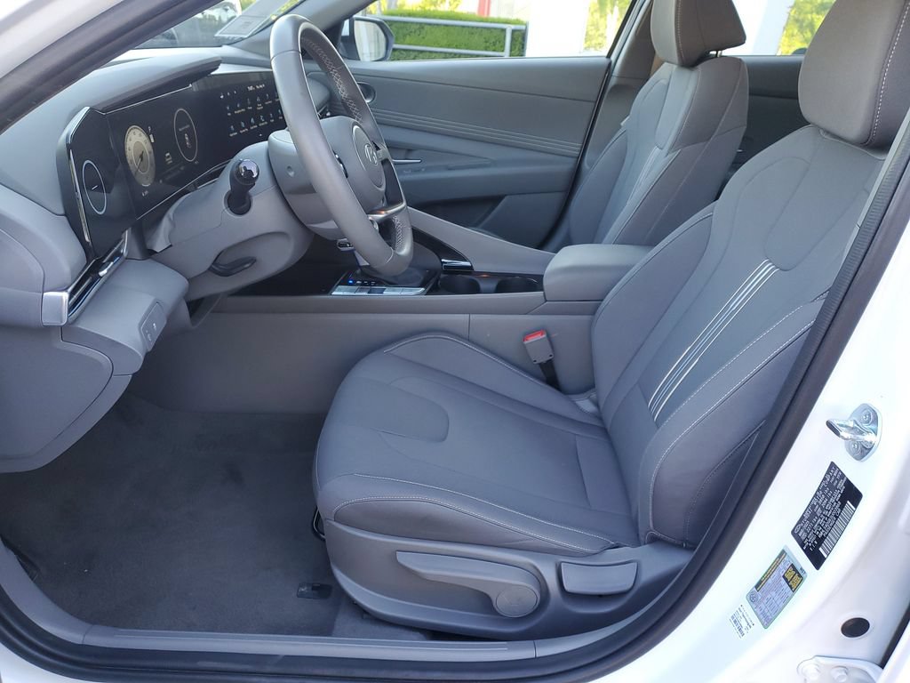 Used 2025 Hyundai Elantra SEL FWD image 16