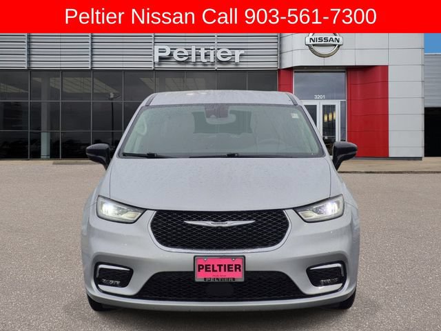 Used 2024 Chrysler Pacifica Limited FWD image 2