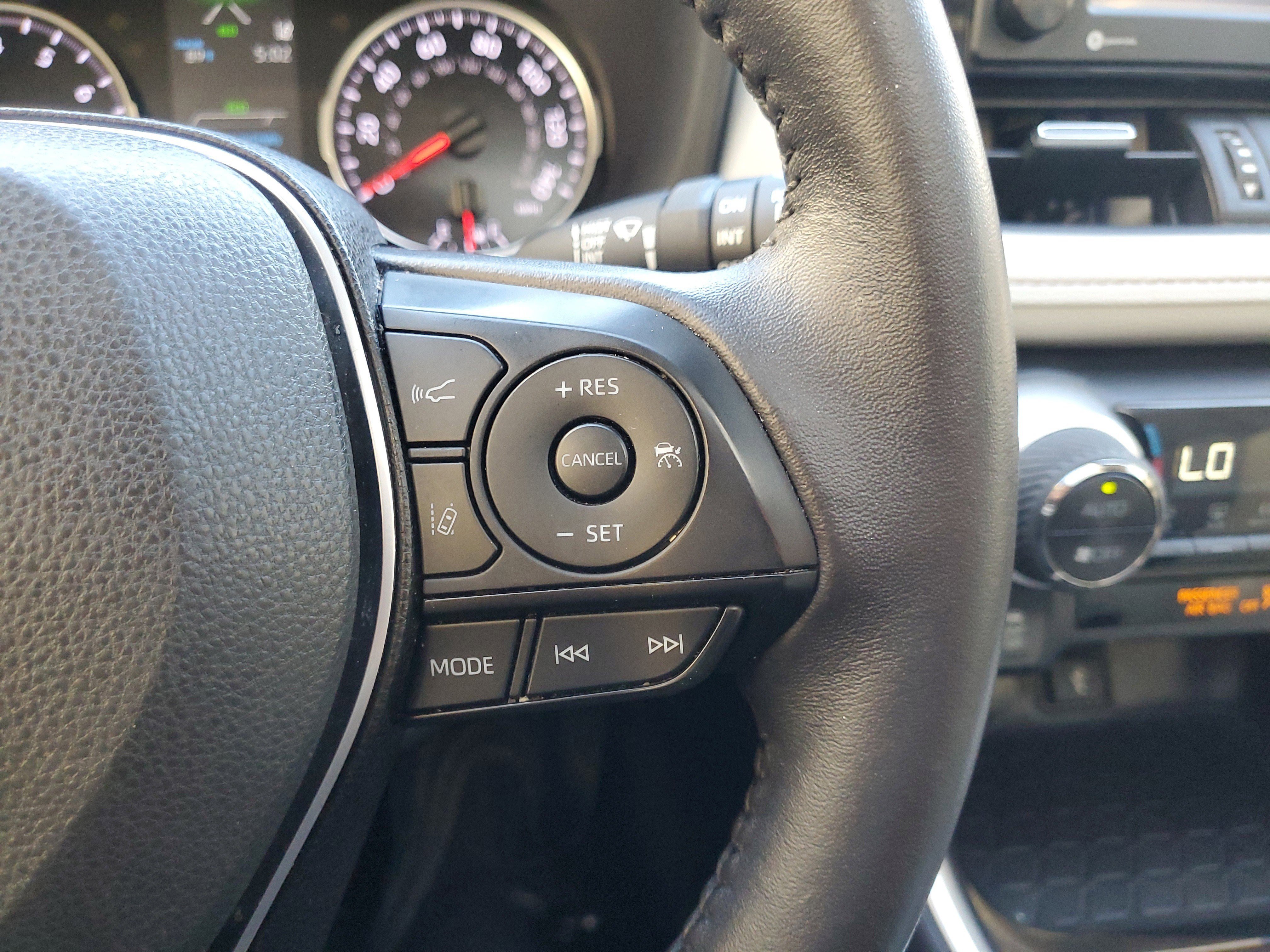 Used 2022 Toyota RAV4 XLE Premium image 26