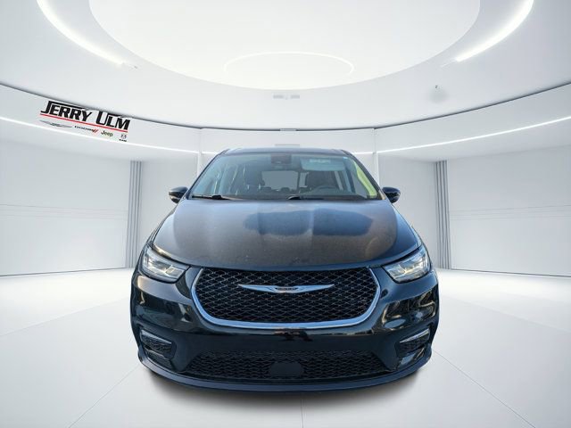 Used 2024 Chrysler Pacifica Touring-L image 7