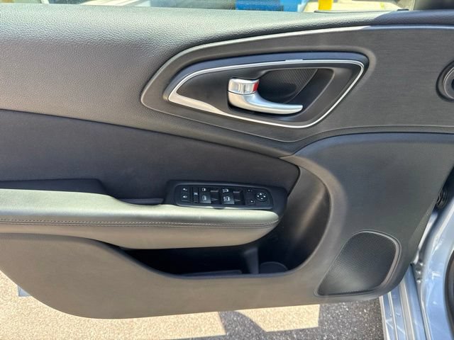 Used 2015 Chrysler 200 Limited FWD image 7