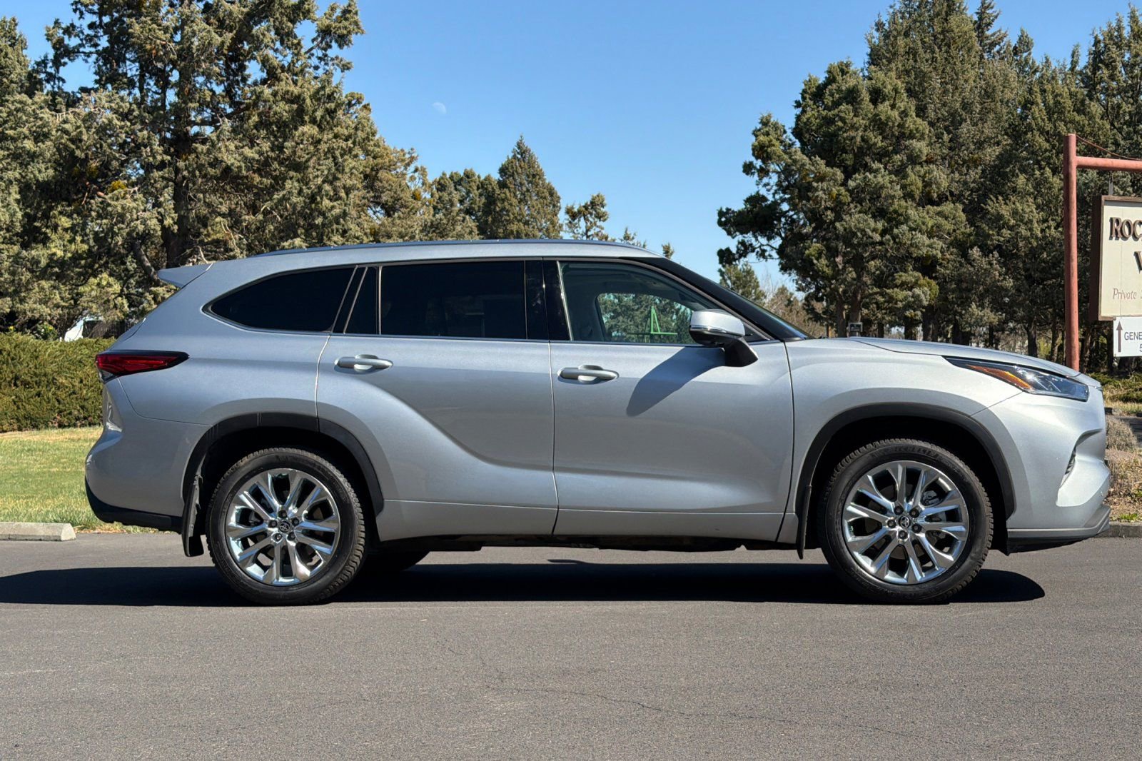 Used 2023 Toyota Highlander Limited image 3