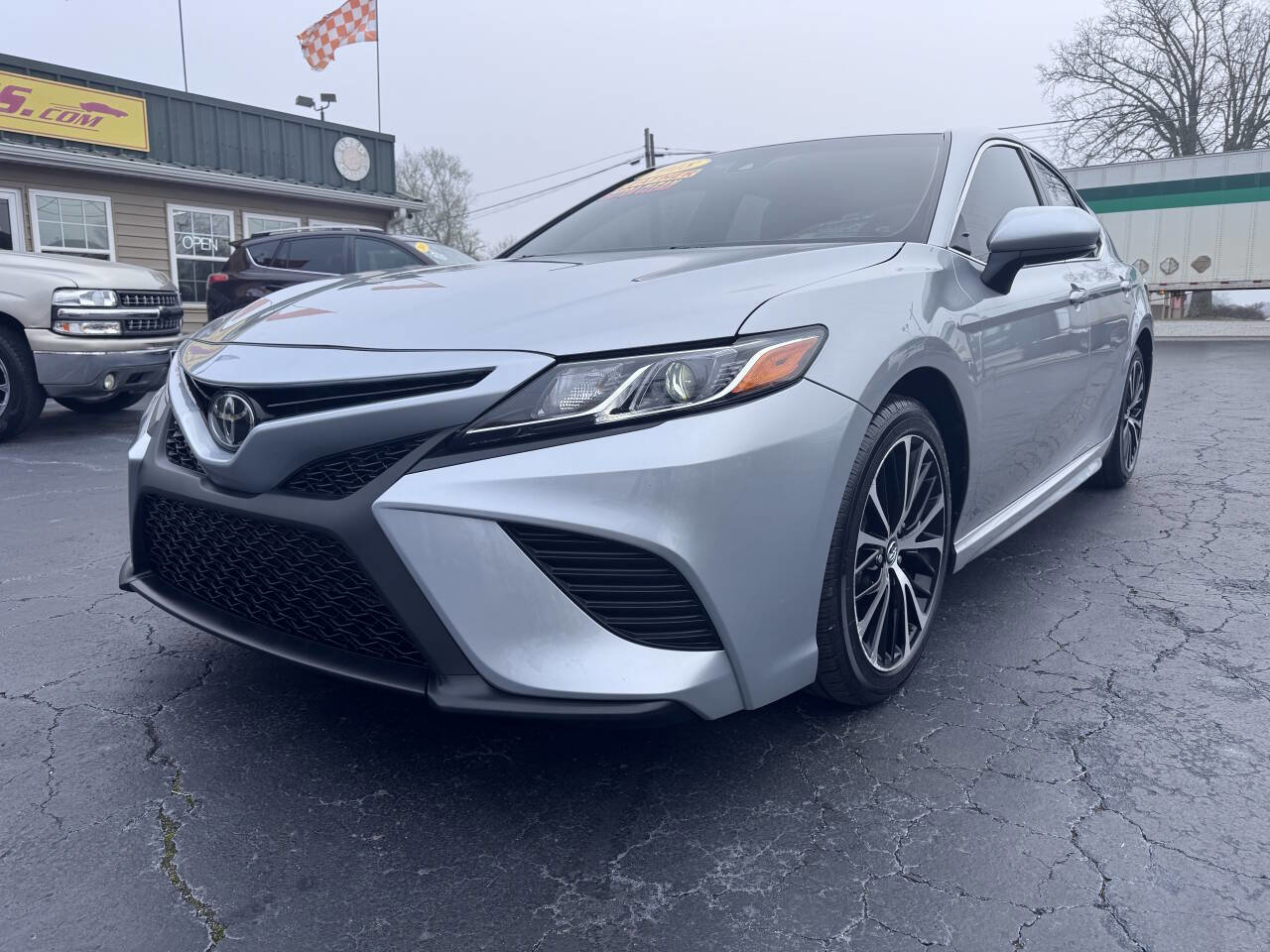 Used 2018 Toyota Camry SE image 3