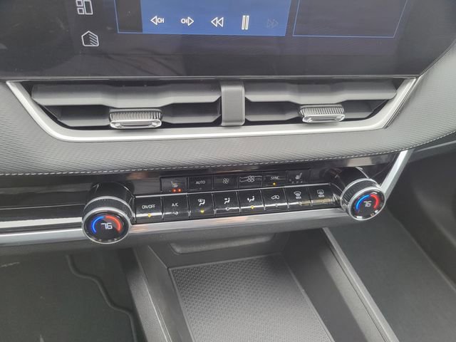 Used 2025 Chevrolet Equinox LT w/ Convenience Package II image 18