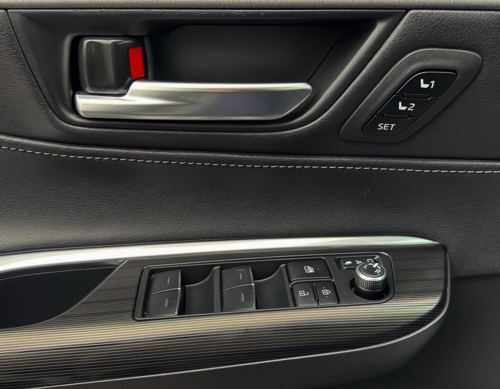 Used 2022 Toyota Venza Limited image 28