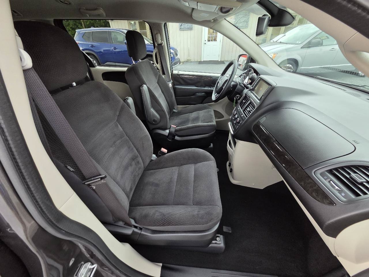 Used 2018 Dodge Grand Caravan SE w/ UConnect Hands-Free Group FWD image 30