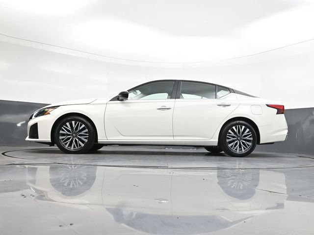Used 2025 Nissan Altima 2.5 SV FWD image 38
