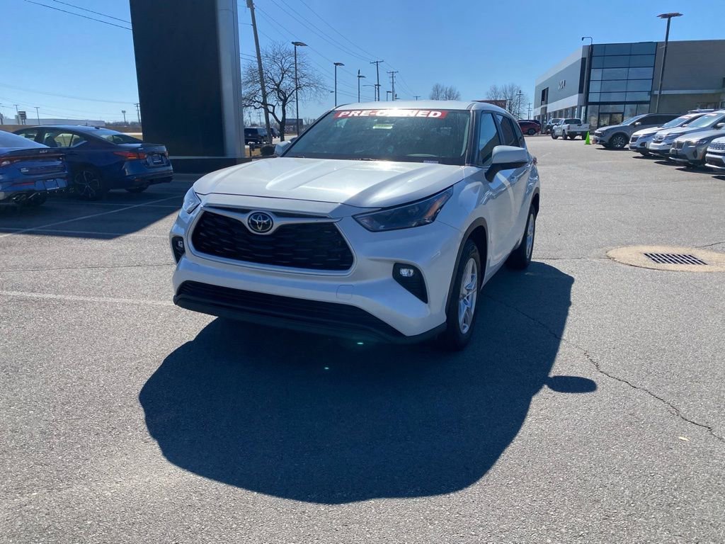Used 2024 Toyota Highlander LE image 3