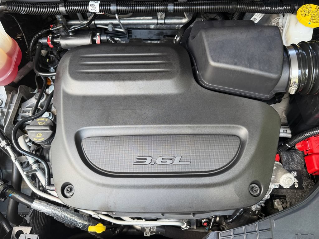 Used 2025 Chrysler Pacifica Limited FWD image 23