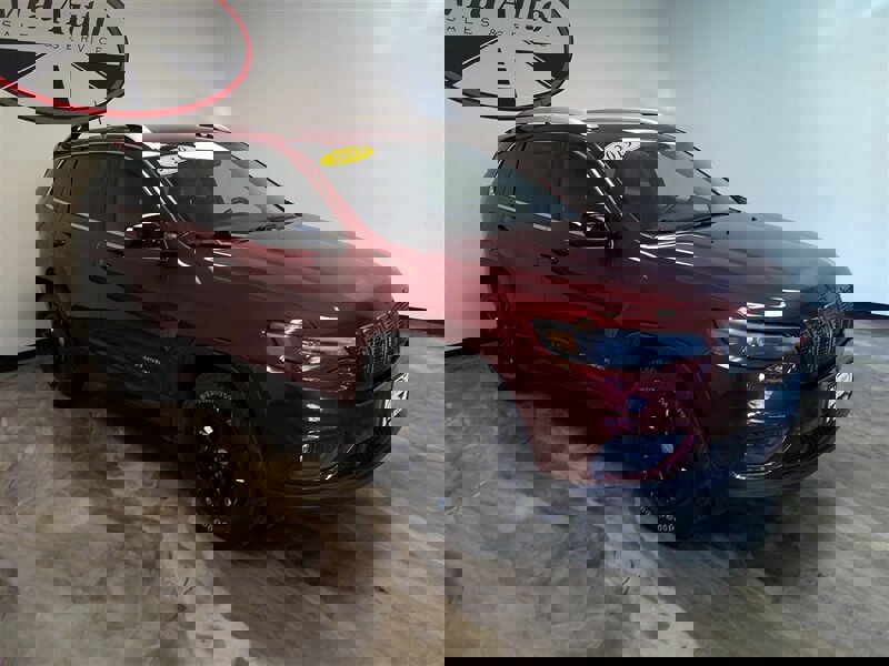 Used 2019 Jeep Cherokee Latitude Plus w/ Cold Weather Group image 4