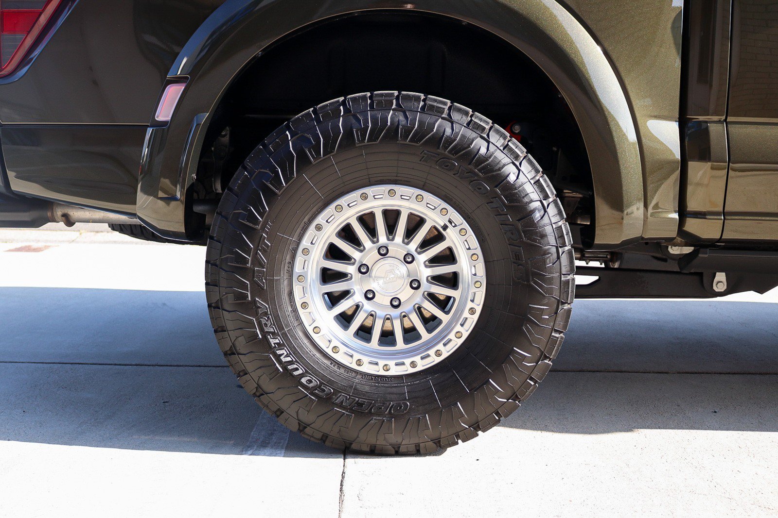 Used 2025 Ford F150 Raptor AWD/4WD image 9