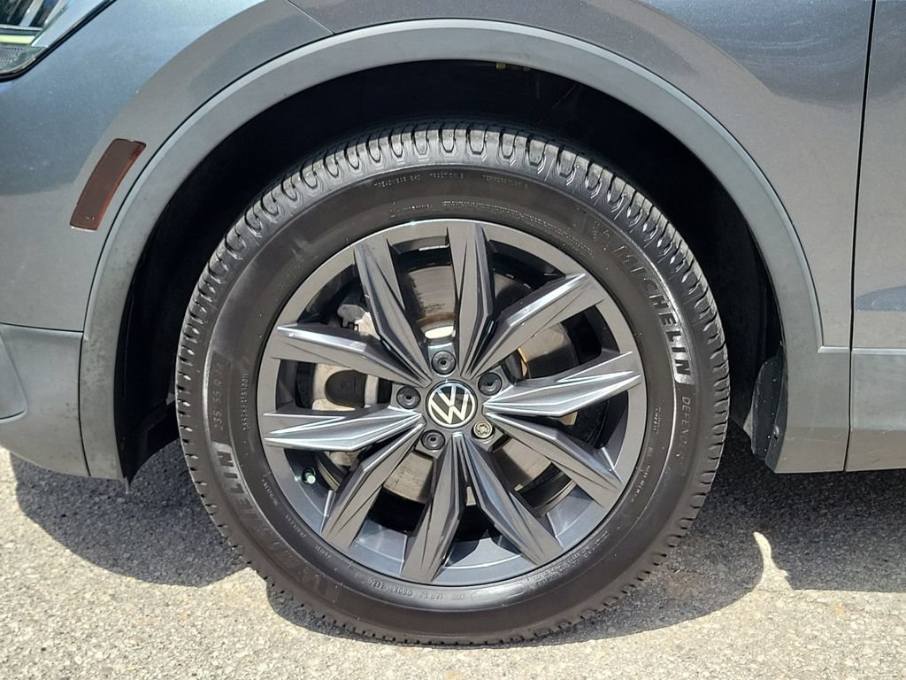 Used 2022 Volkswagen Tiguan SE w/ Panoramic Sunroof Package FWD image 6