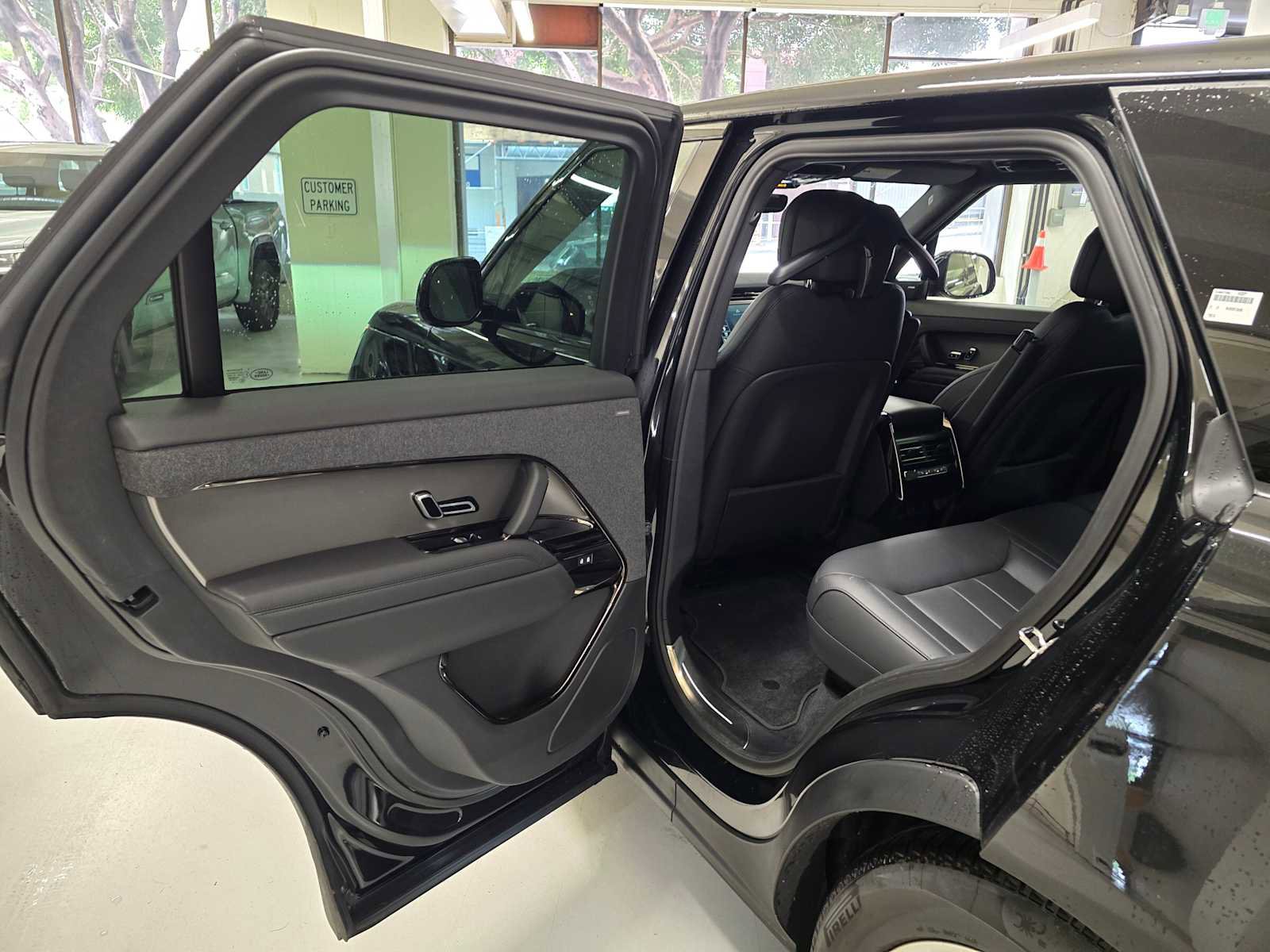 Used 2025 Land Rover Range Rover Sport SE image 18