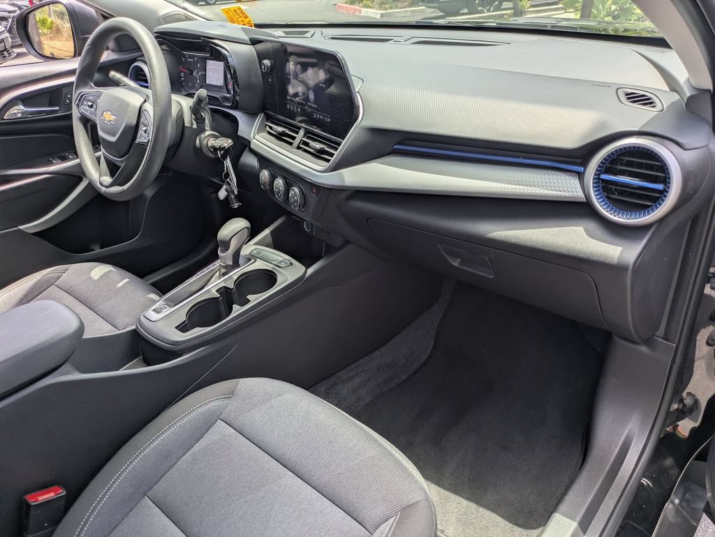 Used 2025 Chevrolet Trax LS FWD image 29