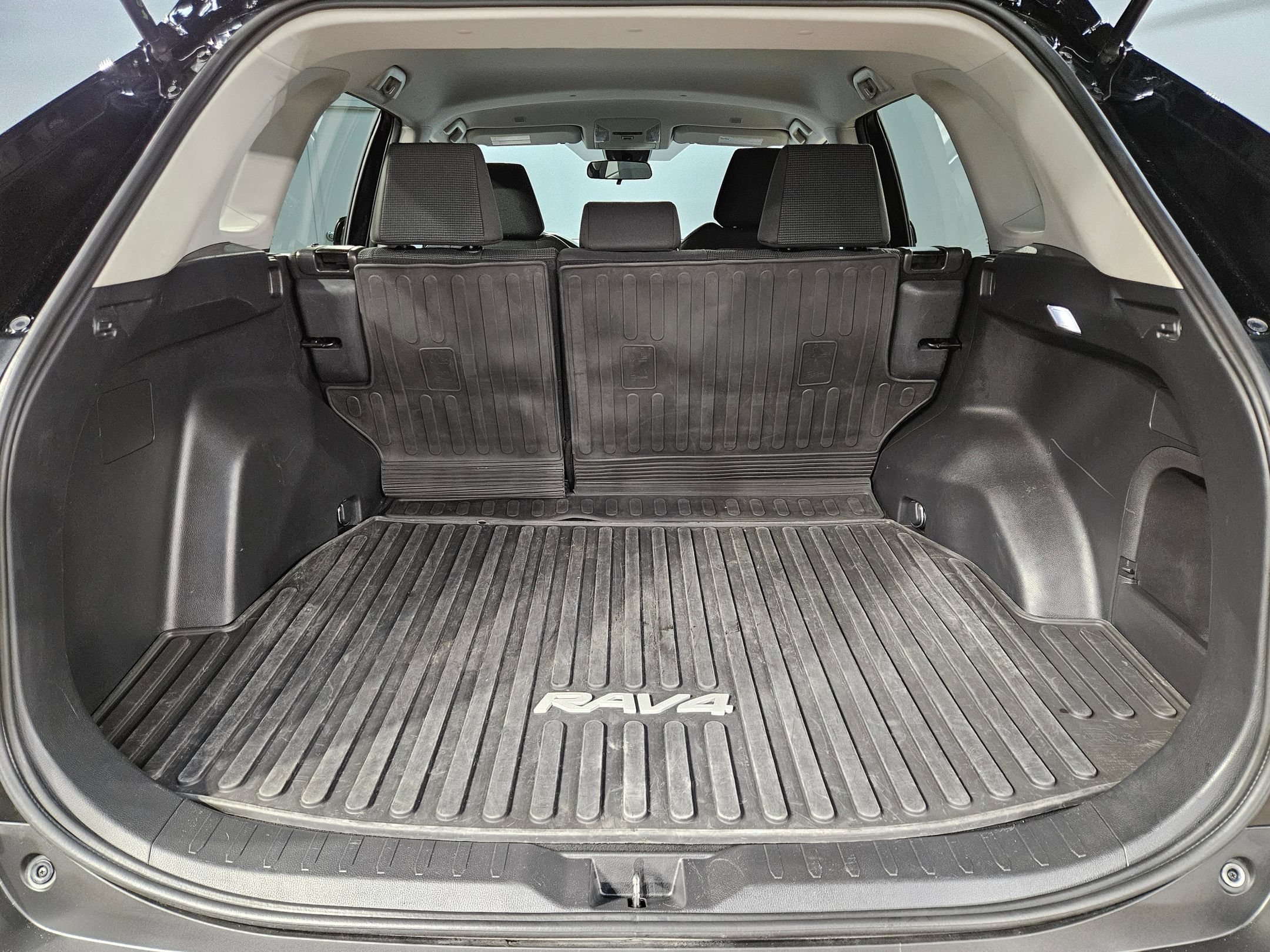 Used 2023 Toyota RAV4 LE AWD/4WD image 18