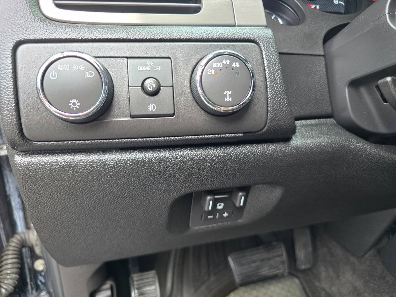 Used 2011 Chevrolet Avalanche LT w/ Luxury Package AWD/4WD image 18