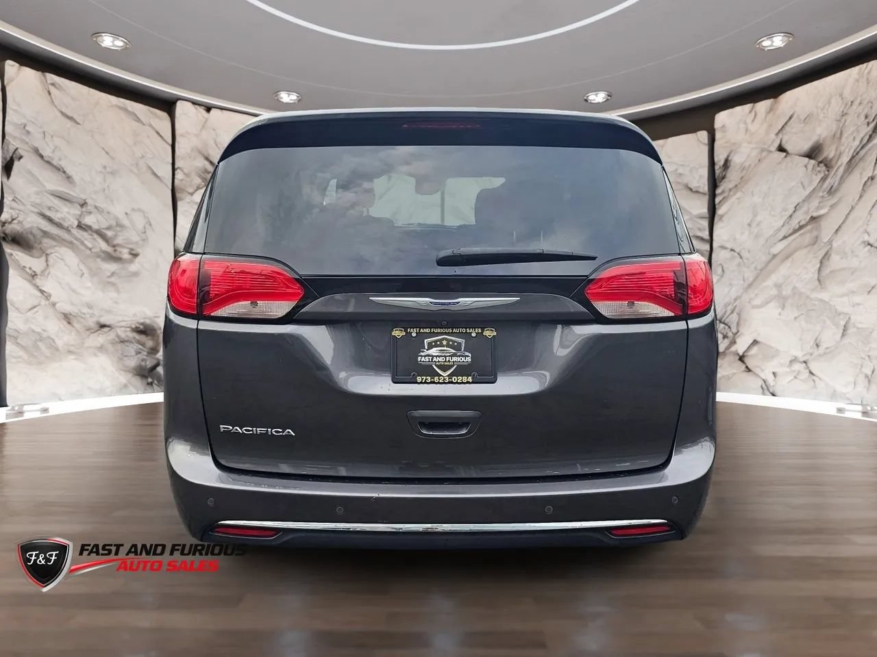 Used 2020 Chrysler Pacifica Touring w/ Advanced Safetytec Group FWD image 8