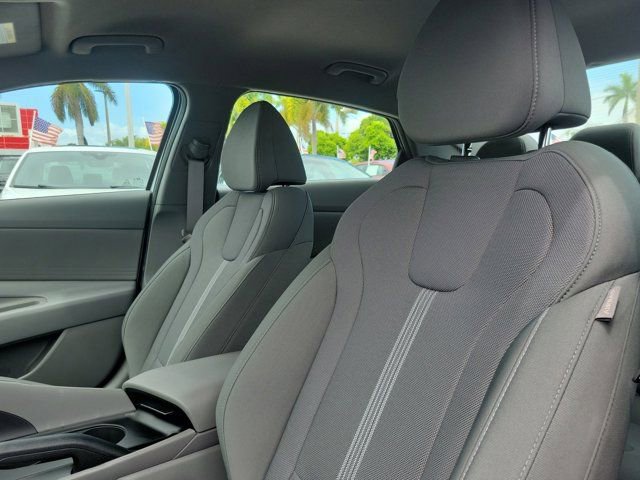 Certified 2025 Hyundai Elantra SE w/ Cargo Package FWD image 15