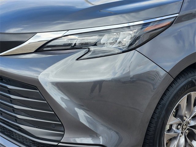 Certified 2025 Toyota Sienna XLE image 9