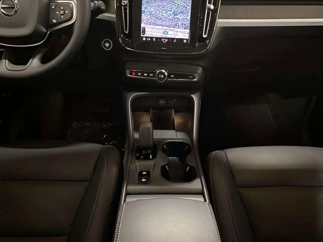 Used 2025 Volvo XC40 B5 Core image 36
