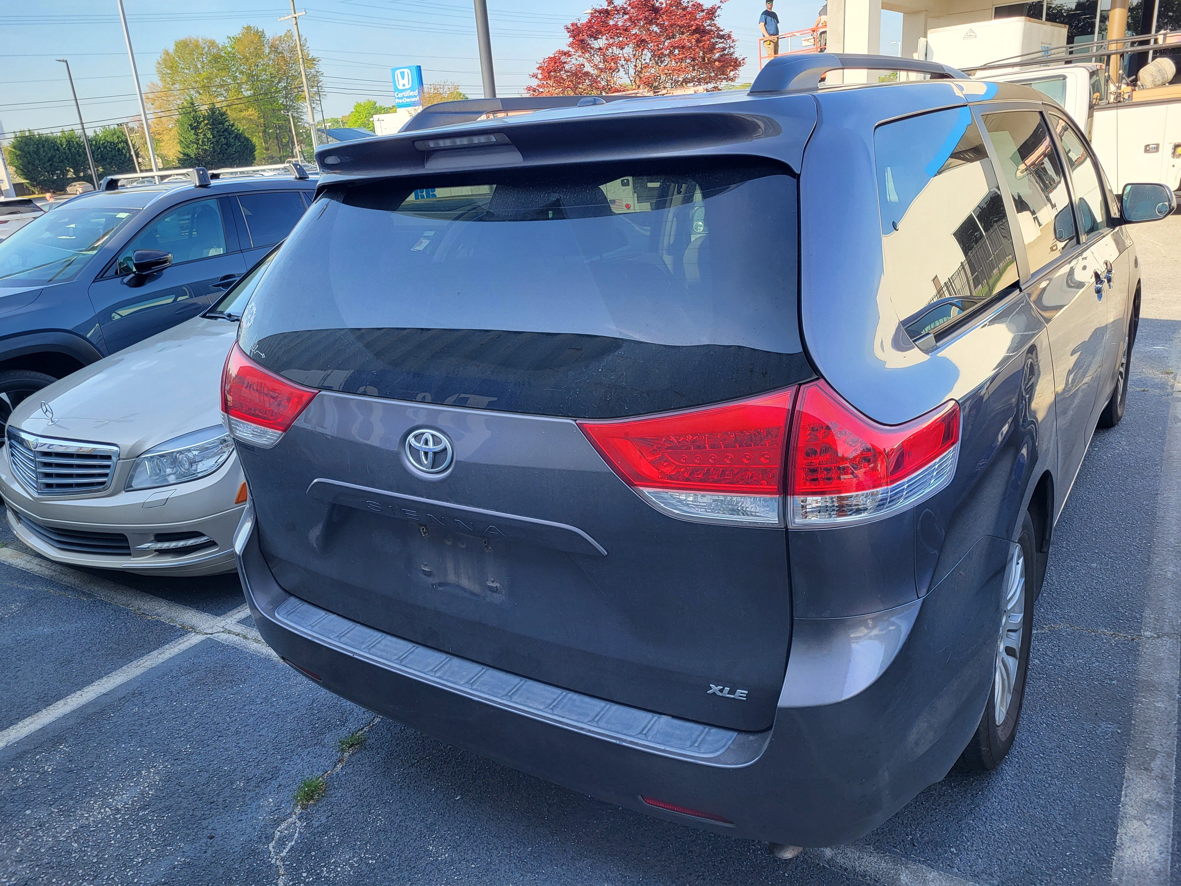 Used 2012 Toyota Sienna XLE image 5