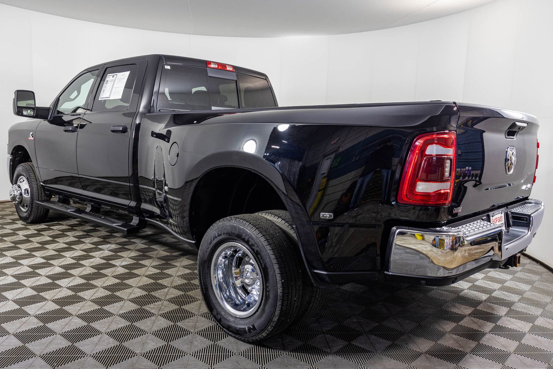 Used 2024 RAM 3500 Tradesman w/ Chrome Appearance Group AWD/4WD image 17