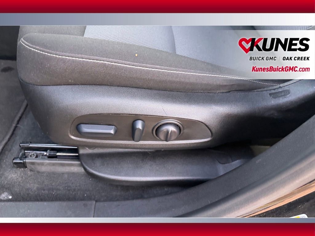 Used 2025 Chevrolet Blazer LT FWD image 11