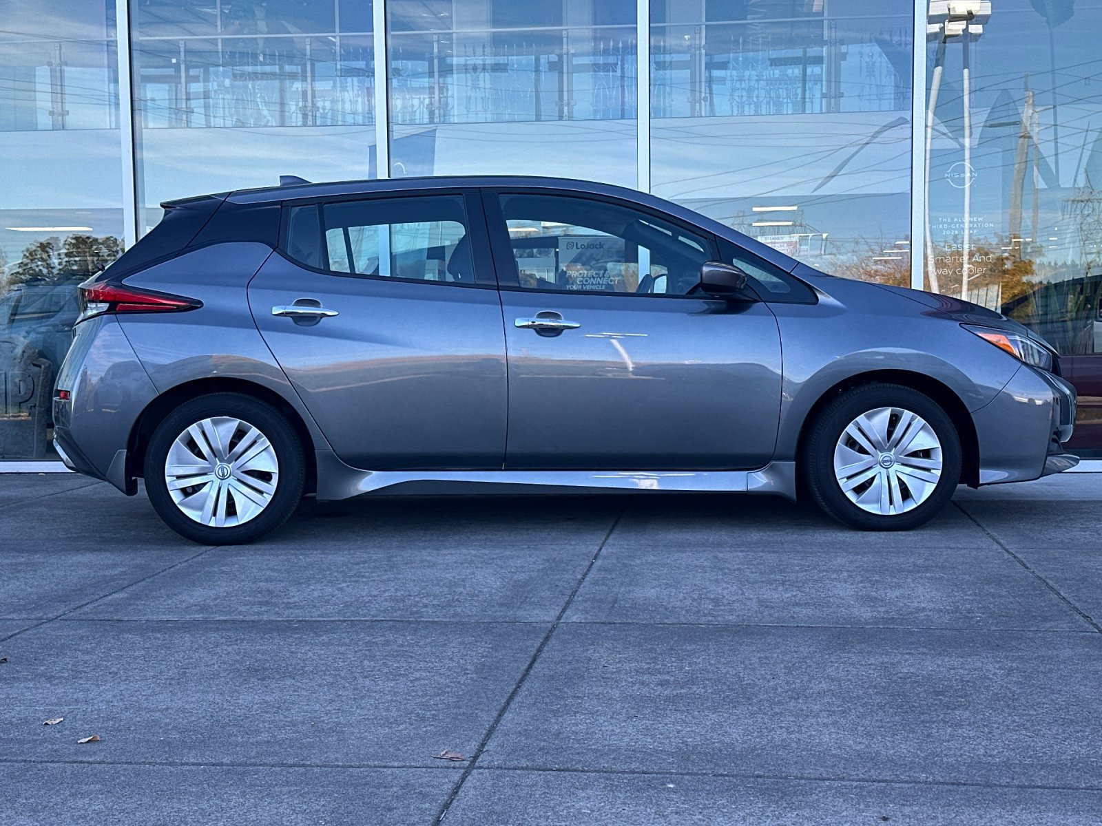 Used 2025 Nissan Leaf S FWD image 3