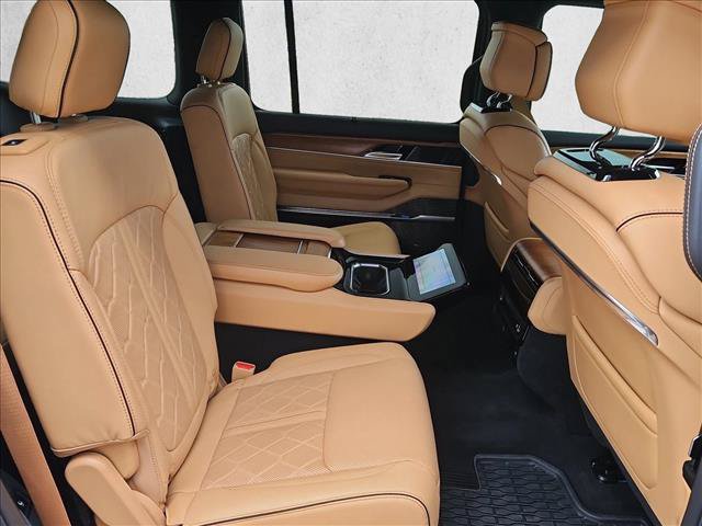 Used 2024 Jeep Grand Wagoneer Series III w/ HD Trailer Tow Package AWD/4WD image 21