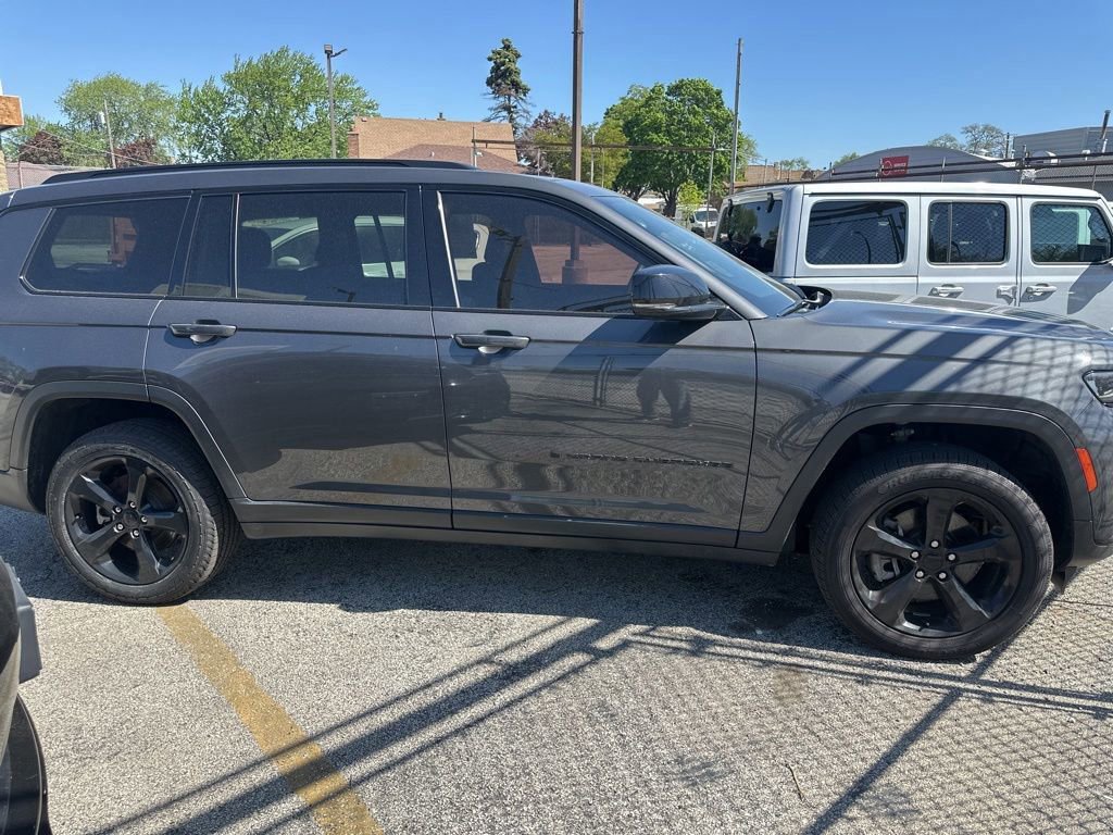 Used 2022 Jeep Grand Cherokee L Laredo AWD/4WD image 2