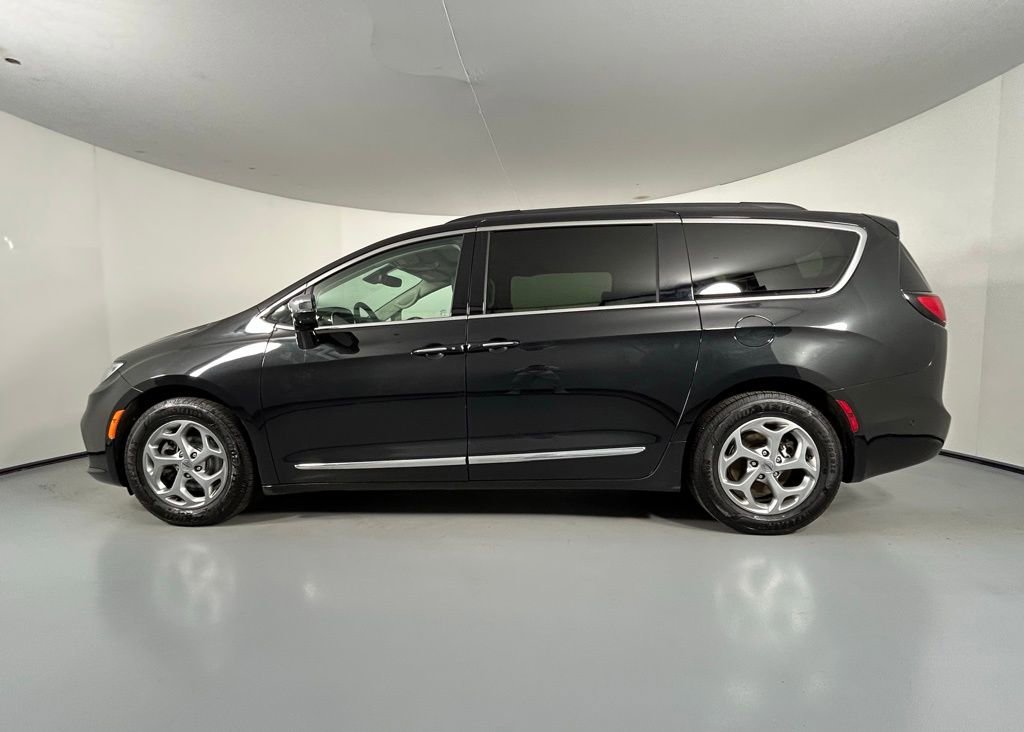 Used 2023 Chrysler Pacifica Limited image 4