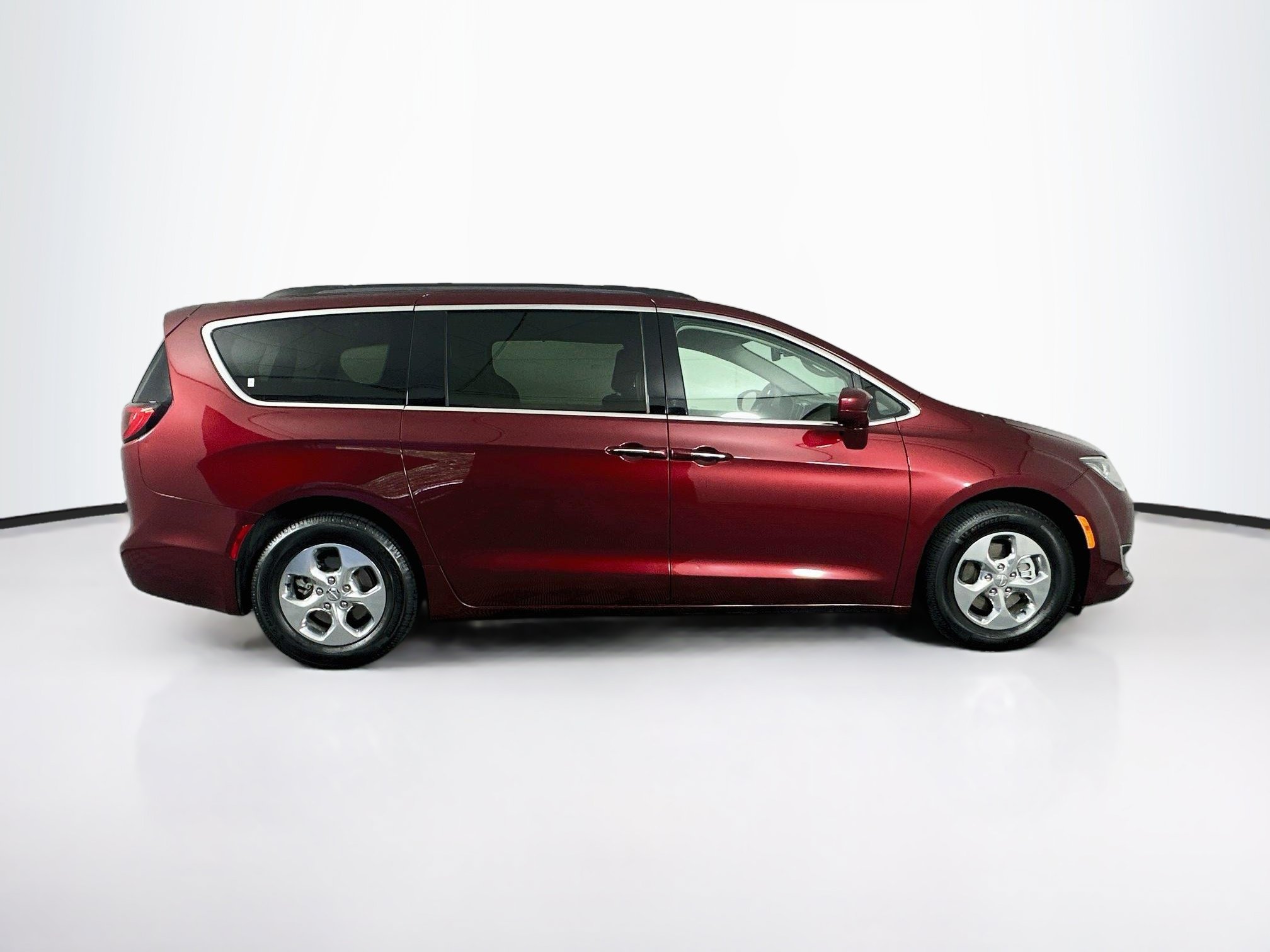 Used 2020 Chrysler Pacifica Touring FWD image 10