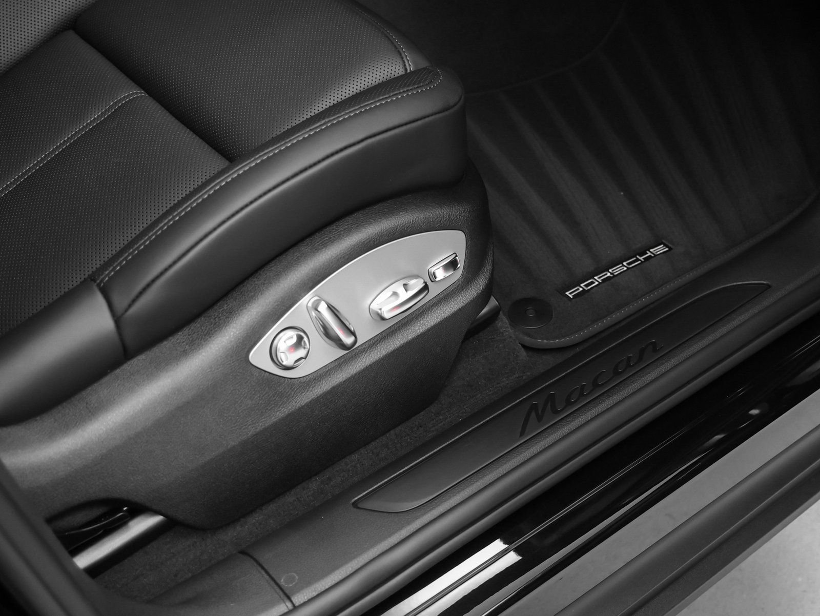Certified 2025 Porsche Macan AWD/4WD image 17