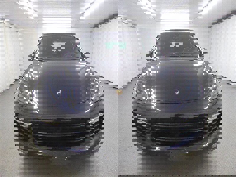 Used 2015 Porsche Cayenne Turbo image 2