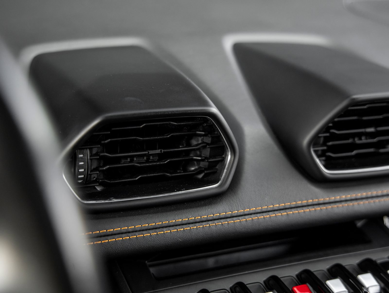 Used 2021 Lamborghini Huracan EVO RWD image 32