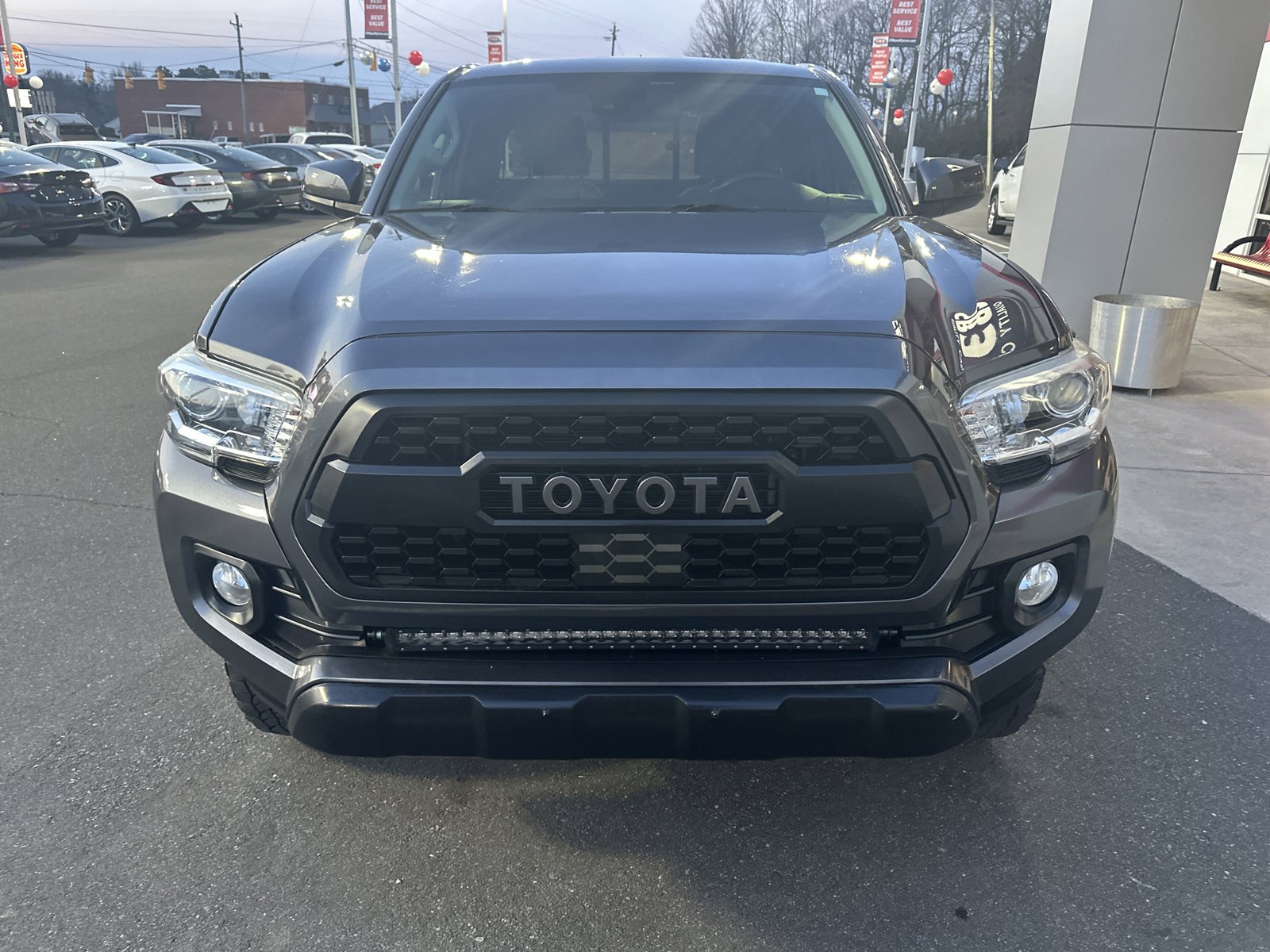 Used 2018 Toyota Tacoma SR5 w/ SR5 Appearance Package (SM) AWD/4WD image 3