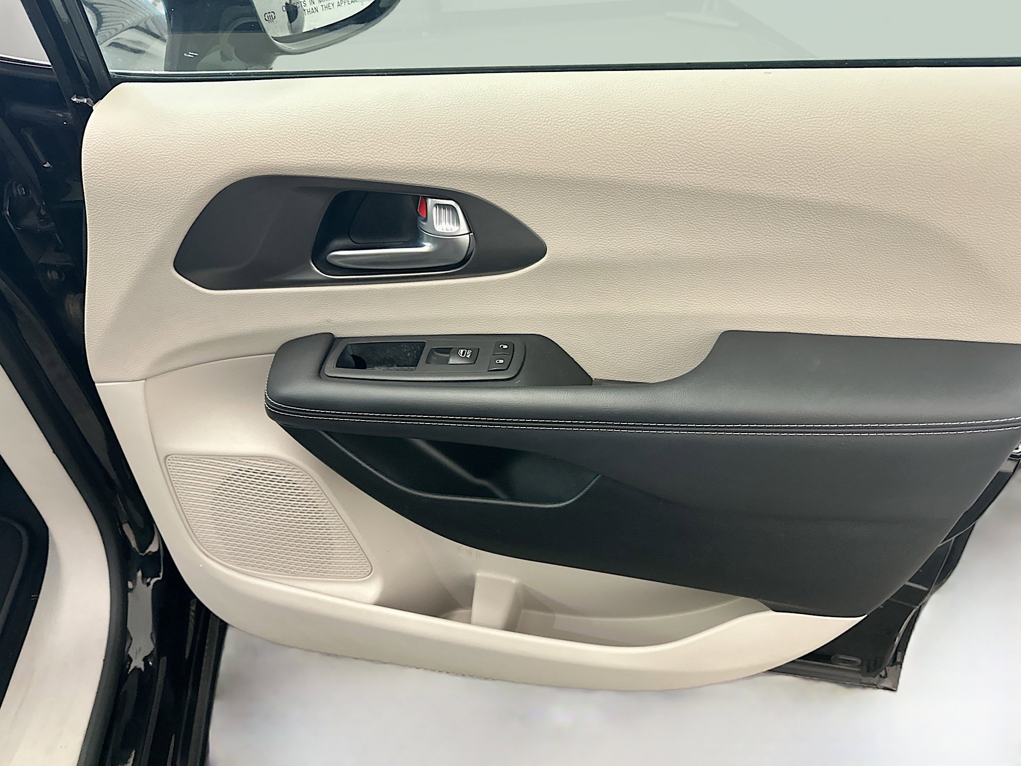 Used 2024 Chrysler Pacifica Touring-L FWD image 34