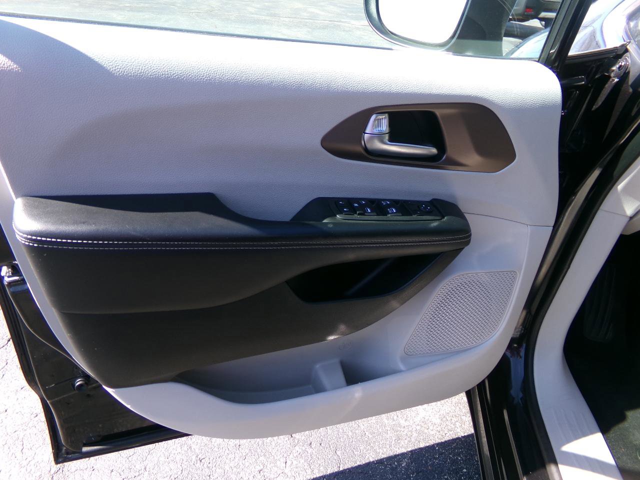 Used 2022 Chrysler Voyager LX FWD image 9
