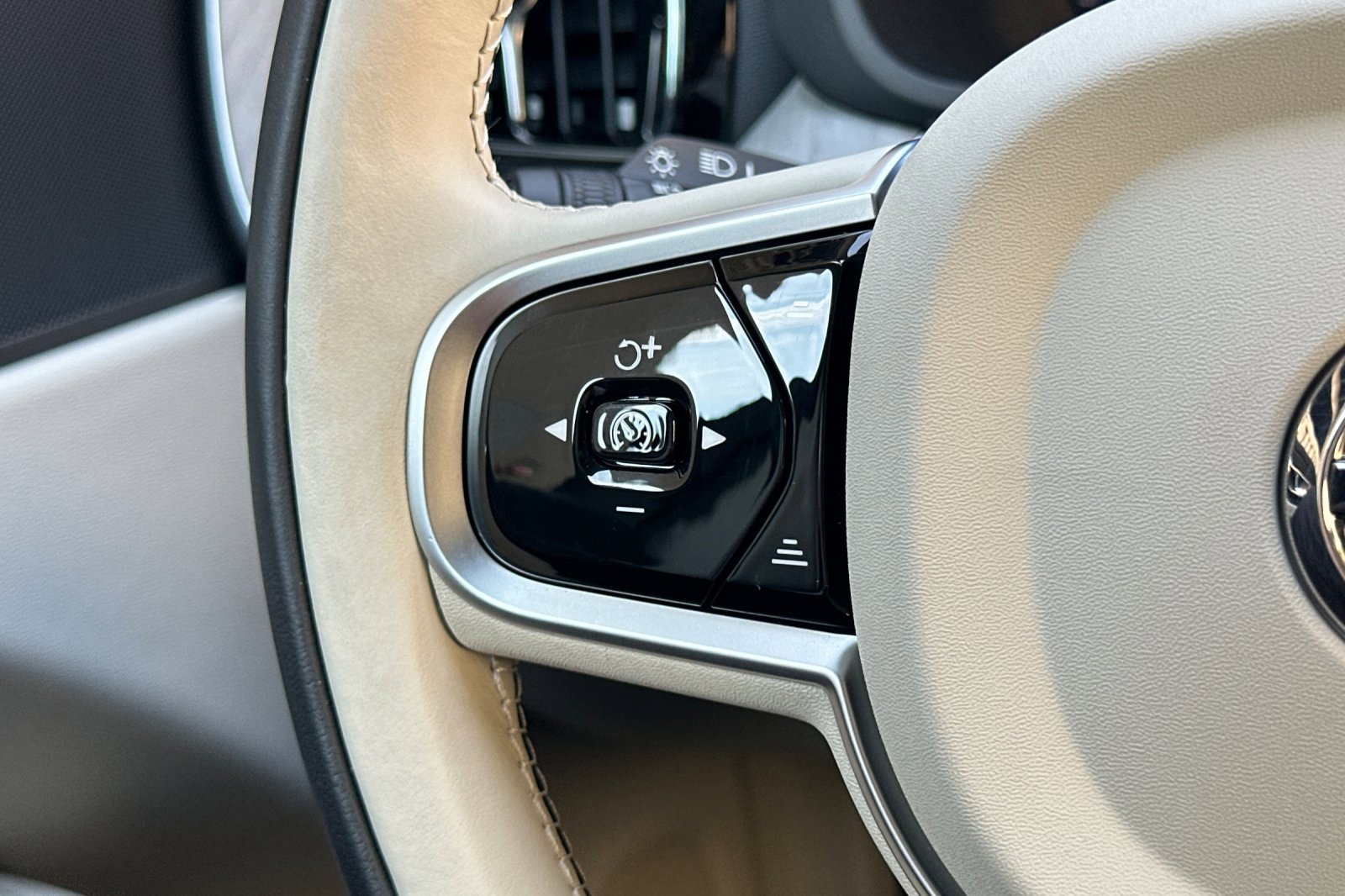 Certified 2025 Volvo XC60 T8 Plus w/ Protection Package Premier image 27