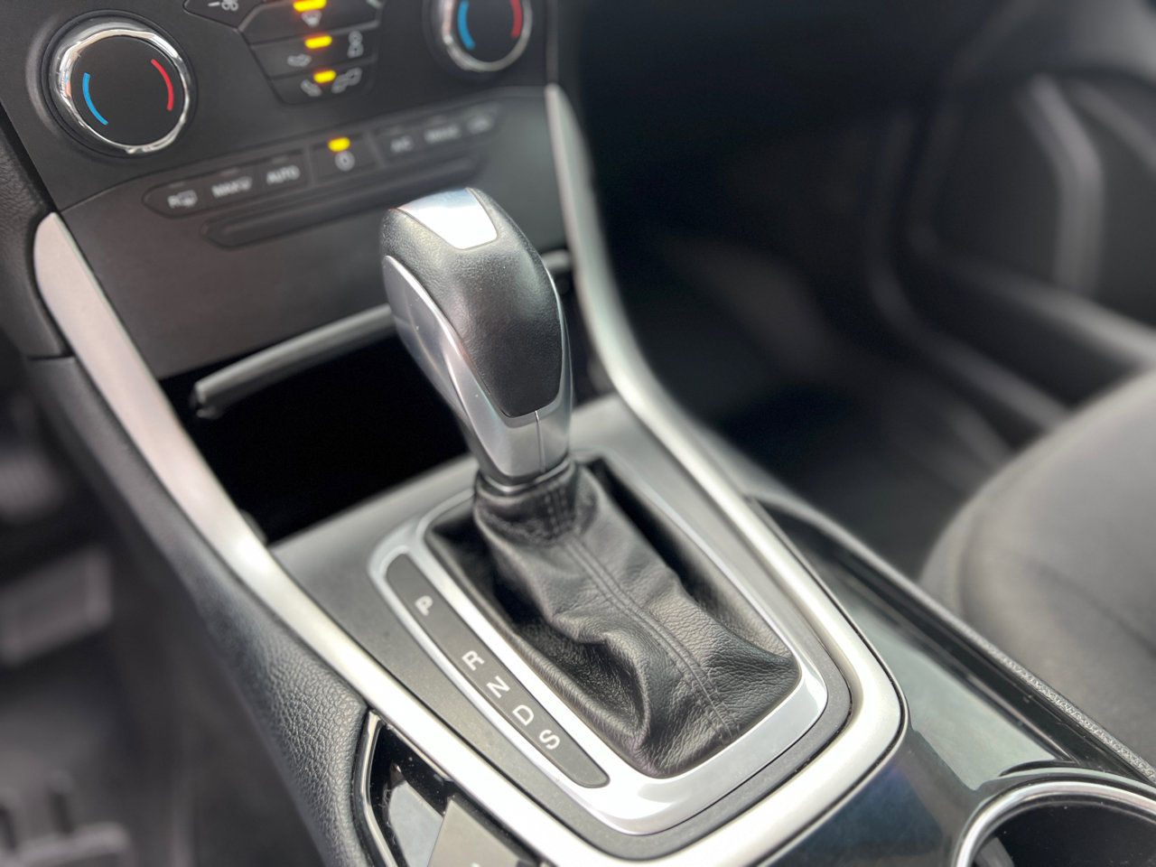 Used 2015 Ford Edge SEL image 33