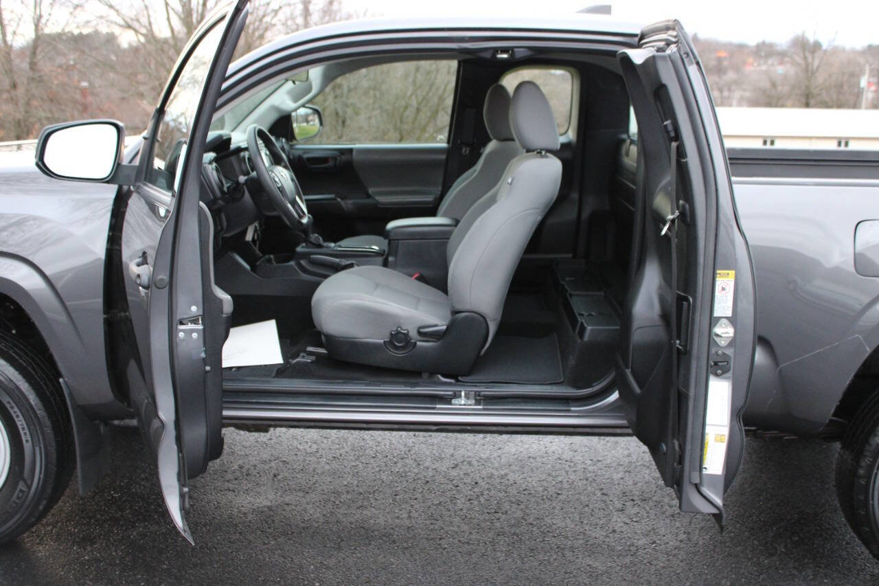 Used 2017 Toyota Tacoma 4x4 Access Cab image 6